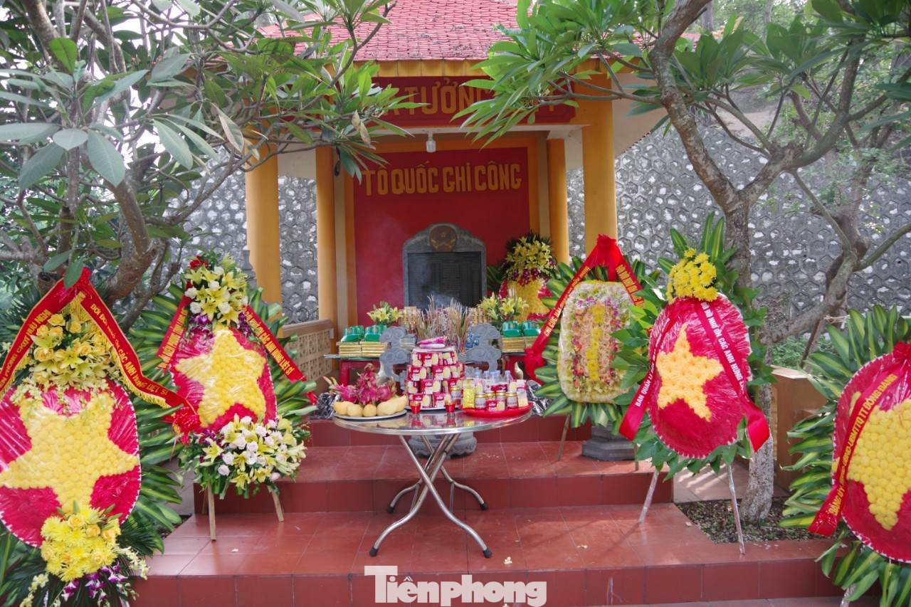 Hàng năm, vào dịp tháng 2, ngày các liệt sỹ hy sinh, Bộ CHBP tỉnh Lạng Sơn tổ chức các đoàn viếng, dâng hương hoa cho 40 cán bộ, chiến sỹ đồn BP Hữu Nghị đã hy sinh trong cuộc chiến 1979. Ảnh: Duy Chiến