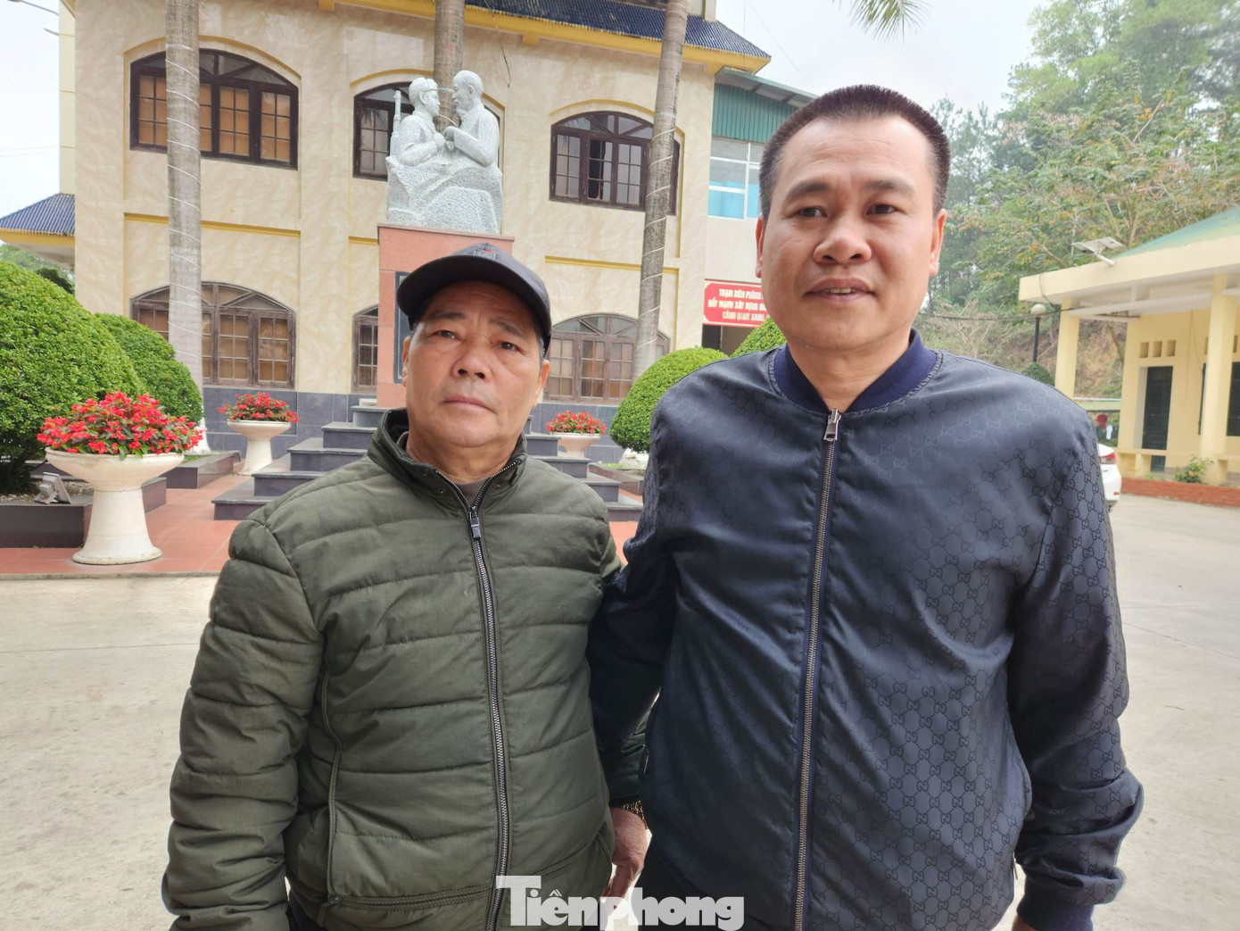 Ông Triệu Ngọc Kim (bìa trái) và trung tá Nguyễn Ngọc Liêm (con trai liệt sỹ Nguyễn Ngọc Linh) trở về chiến trường xưa, ôn lại truyền thống giữ đất hào hùng của cha, anh. Ảnh: Duy Chiến