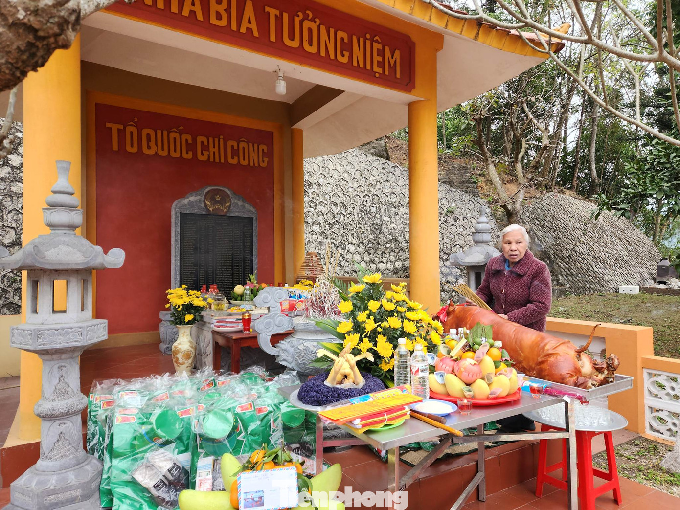 Bà Nguyễn Thúy Lan rưng rưng tưởng nhớ chồng- liệt sỹ Nguyễn Ngọc Linh hy sinh vào sáng 17/2/1979. Ảnh: Duy Chiến