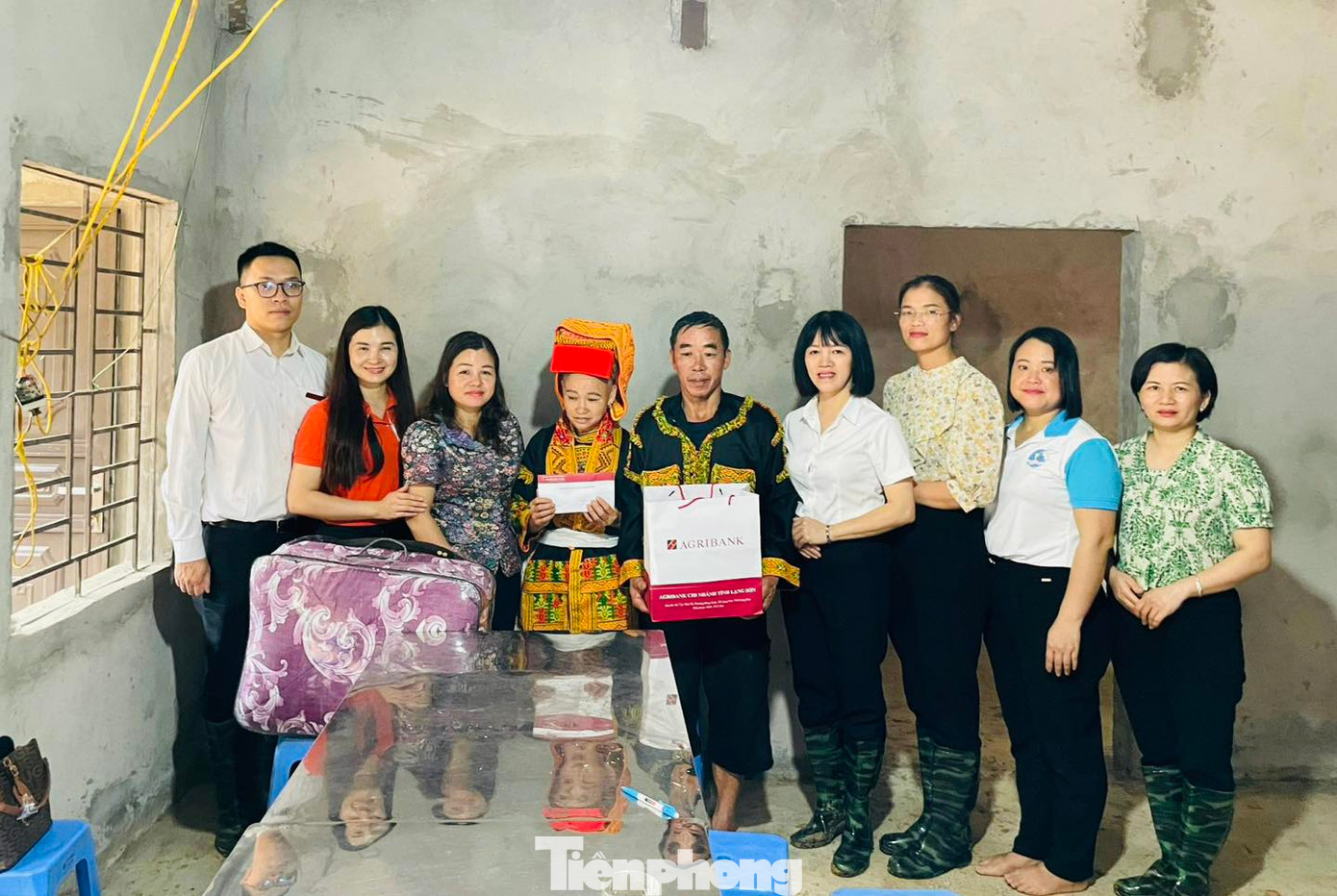 Tặng quà động viên, chúc mừng gia đình chị Phin có nhà mới. Ảnh: Duy chiến Tặng quà động viên, chúc mừng gia đình chị Phin có nhà mới. Ảnh: Duy chiến