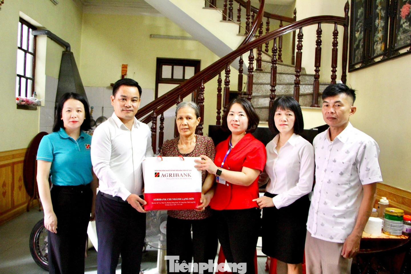 Cán bộ Ngân hàng Agribank Lạng Sơn thường xuyên thăm tặng quà cho các đối tượng chính sách, hộ nghèo trên địa bàn. Ảnh: Duy Chiến Cán bộ Ngân hàng Agribank Lạng Sơn thường xuyên thăm tặng quà cho các đối tượng chính sách, hộ nghèo trên địa bàn. Ảnh: Duy Chiến