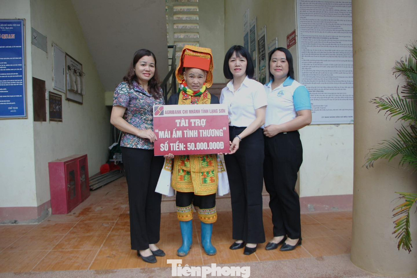 Đại diện Ngân hàng Agribank Lạng Sơn và Hội phụ nữ tỉnh Lạng Sơn trao biển tài trợ xây nhà "Mái ấm tình thương". Đại diện Ngân hàng Agribank Lạng Sơn và Hội phụ nữ tỉnh Lạng Sơn trao biển tài trợ xây nhà "Mái ấm tình thương".