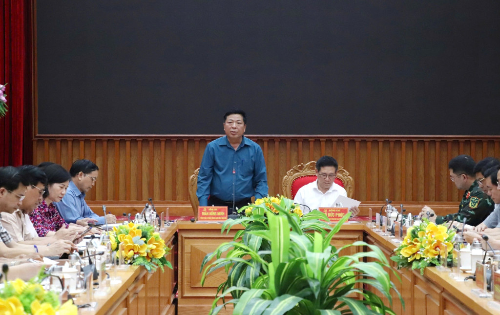 Bí thư Tỉnh ủy Cao Bằng Trần Hồng Minh (đứng) báo cáo tình hình bão lũ xảy ra trên địa bàn Cao Bằng (ảnh: V.T)