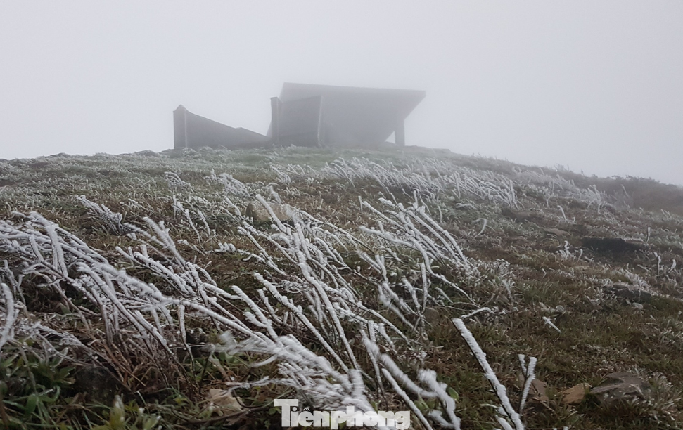 Sáng 23/1, băng tuyết xuất hiện ngày càng dầy hơn trên đỉnh cao Mẫu Sơn Sáng 23/1, băng tuyết xuất hiện ngày càng dầy hơn trên đỉnh cao Mẫu Sơn