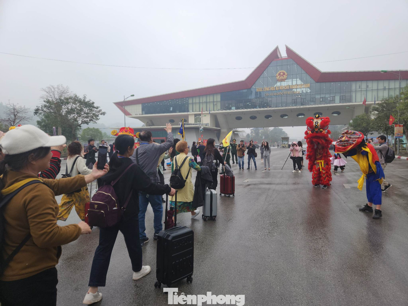 Đây là đoàn khách Trung Quốc đầu tiên đến với Lạng Sơn. Ảnh: Duy Chiến.