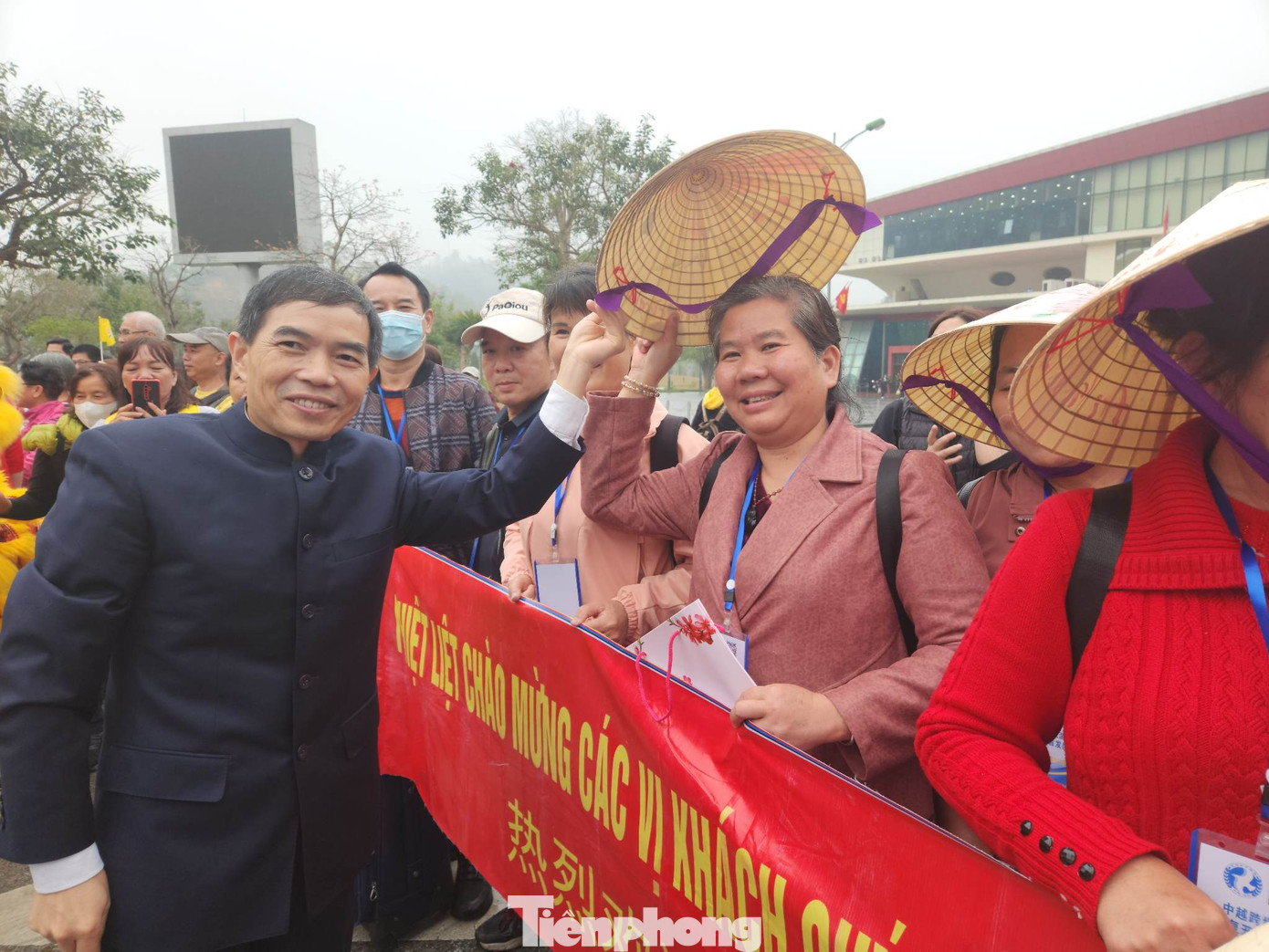 Khách Trung Quốc hào hứng khi được tặng nón lá truyền thống Việt Nam. Ảnh: Duy Chiến.