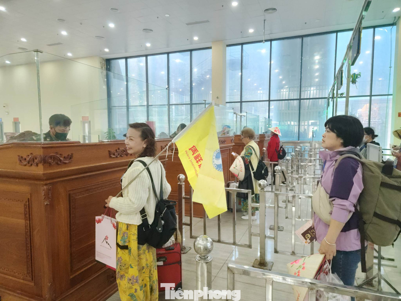 Làm thủ tục nhập cảnh tại cửa khẩu quốc tế Hữu Nghị. Ảnh: Duy Chiến.