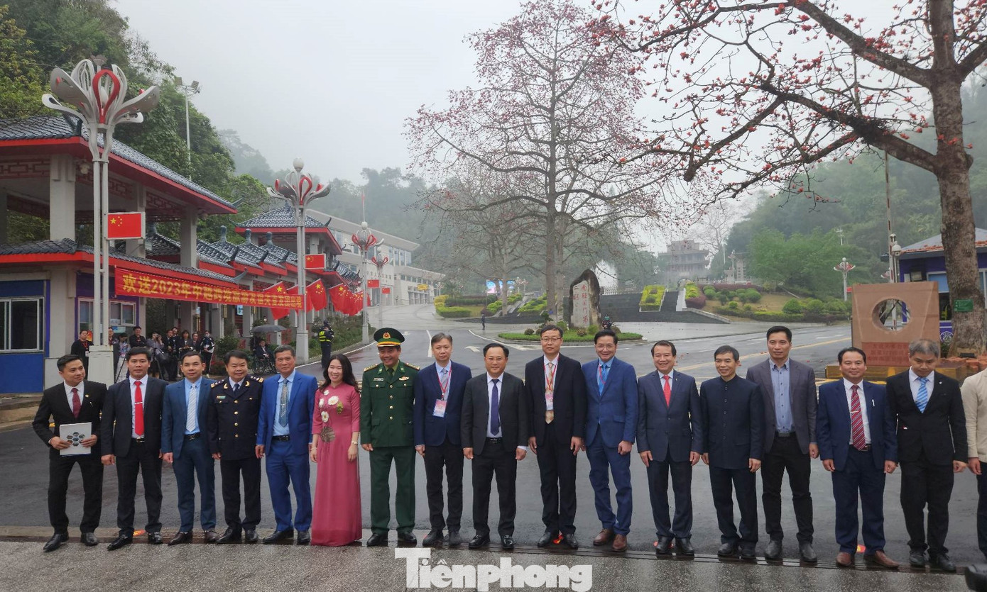 Lãnh đạo tỉnh, sở ban ngành Lạng Sơn chụp ảnh lưu niệm ghi nhớ ngày khởi động du lịch xuyên biên giới với đại diện lãnh đạo, ban ngành chức năng nước bạn. Ảnh: Duy Chiến.