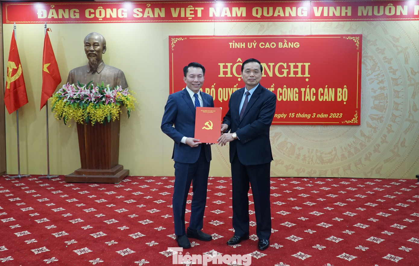 Lãnh đạo tỉnh Cao Bằng trao quyết định cho ông Lương Tuấn Hùng (bìa trái). Ảnh: H.A Lãnh đạo tỉnh Cao Bằng trao quyết định cho ông Lương Tuấn Hùng (bìa trái). Ảnh: H.A