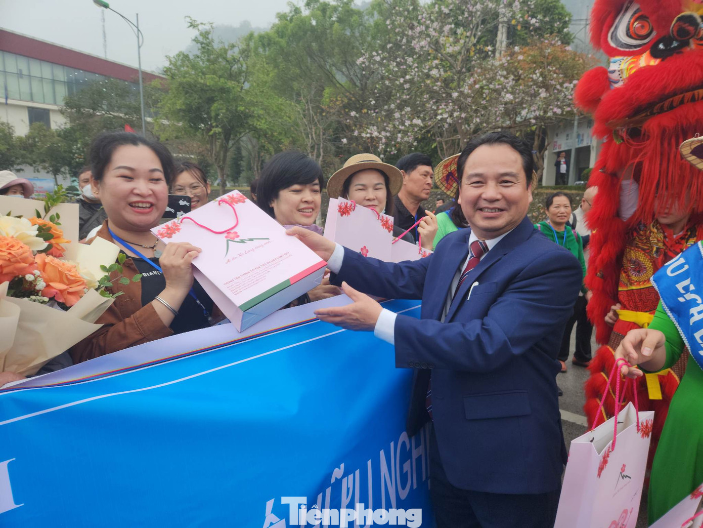 Ông Nguyễn Phúc Hà - Giám đốc Sở VH-TT-DL tỉnh Lạng Sơn tặng quà cho người du lịch Trung Quốc. Ảnh: Duy Chiến.