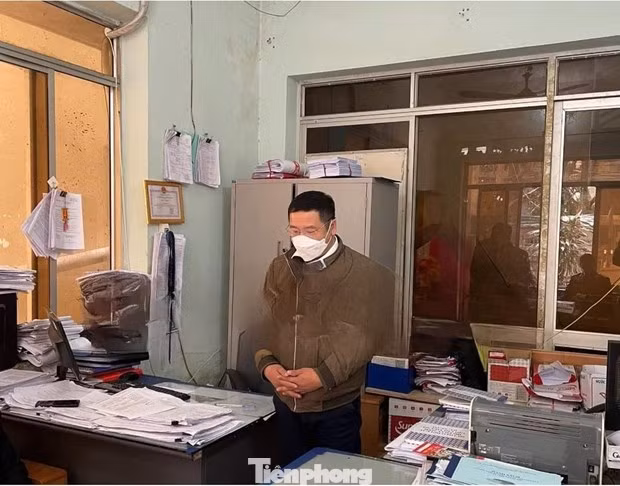 Đối tượng Hà Minh Huy nghe lệnh khởi tố bị can. Ảnh: CB