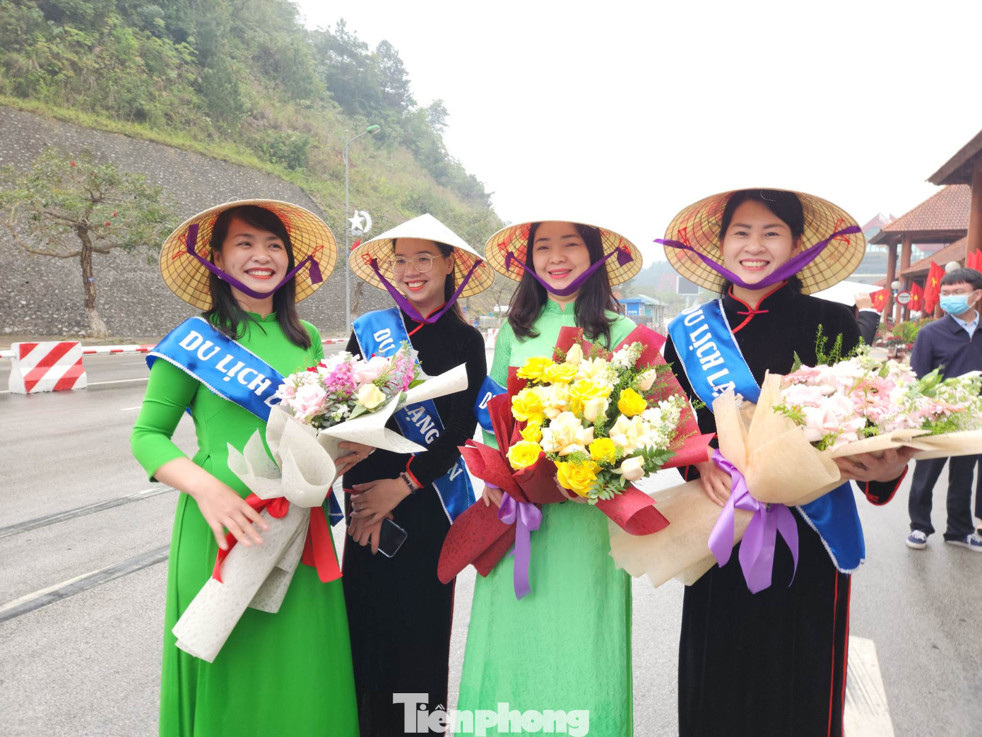 Thiếu nữ xứ lạng hân hoan chào đón đoàn du lịch Trung Quốc. Ảnh: Duy Chiến.