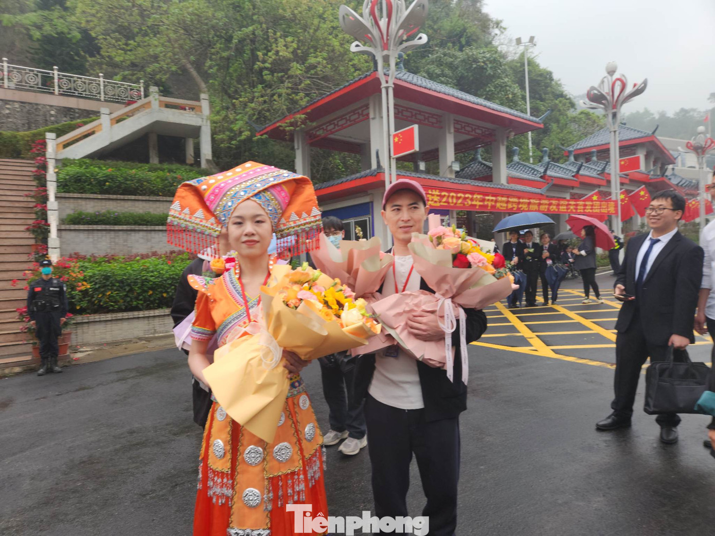 Các bạn trẻ Trung Quốc hoan hỷ đón đoàn khách Việt Nam nhập cảnh đến Bằng Tường tham dự các hoạt động "Lễ khôi phục du lịch qua biên giới Trung - Việt". Ảnh: Duy Chiến.