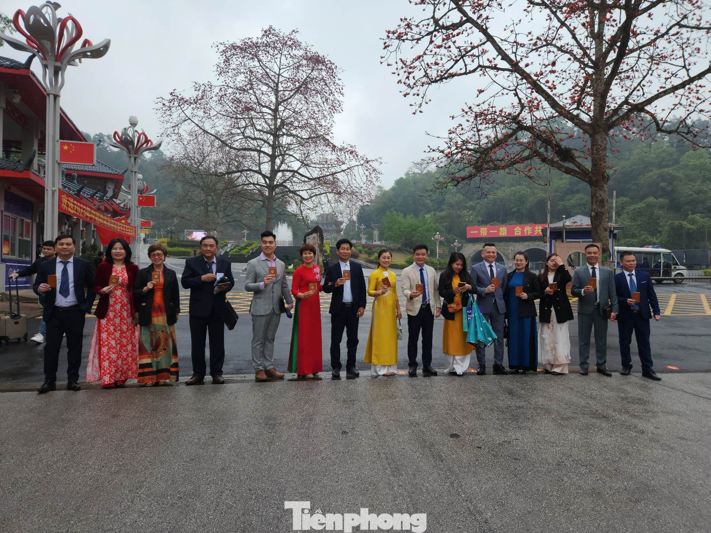 Đoàn du lịch của Lạng Sơn cũng đã có mặt tại Km số 0 nhập cảnh vào Trung Quốc tham dự Chương trình khởi động du lịch qua biên giới Việt - Trung. Ảnh: Duy Chiến.