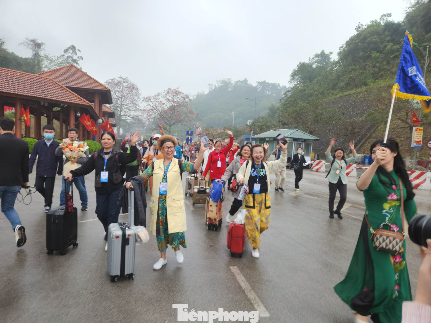 Đoàn du lịch Trung Quốc qua Km số 0 chính thức nhập cảnh vào Việt Nam. Ảnh: Duy Chiến.