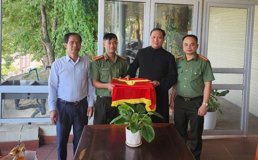 Công an thành phố trao tặng cờ Tổ quốc cho Giáo xứ Thanh Sơn. Ảnh: CB Công an thành phố trao tặng cờ Tổ quốc cho Giáo xứ Thanh Sơn. Ảnh: CB