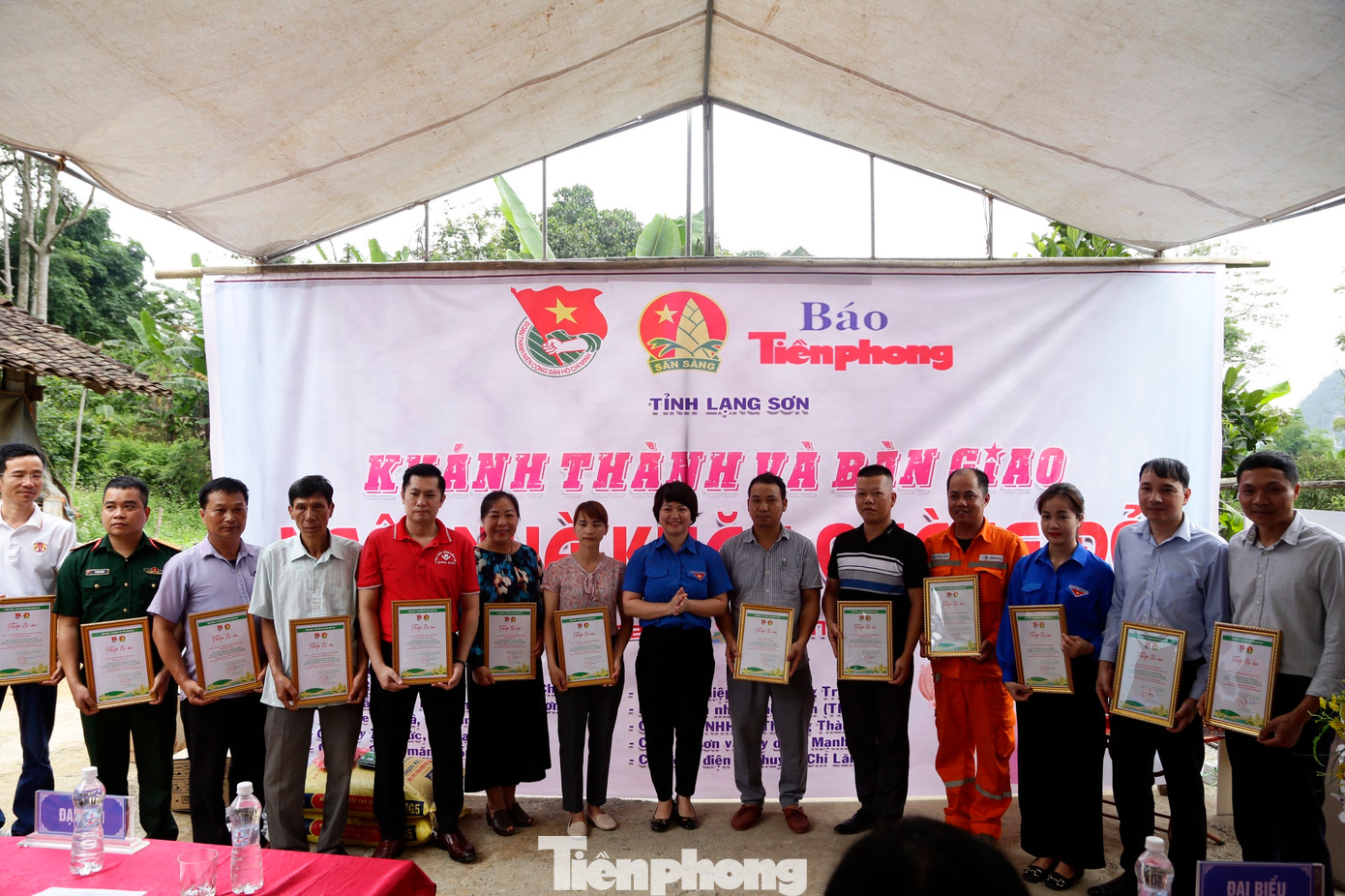 Tỉnh Đoàn, Hội đồng Đội tỉnh trao Thiệp tri ân cho các tập thể, cá nhân có nhiều đóng góp xây dựng công trình. Ảnh: Duy Chiến Tỉnh Đoàn, Hội đồng Đội tỉnh trao Thiệp tri ân cho các tập thể, cá nhân có nhiều đóng góp xây dựng công trình. Ảnh: Duy Chiến