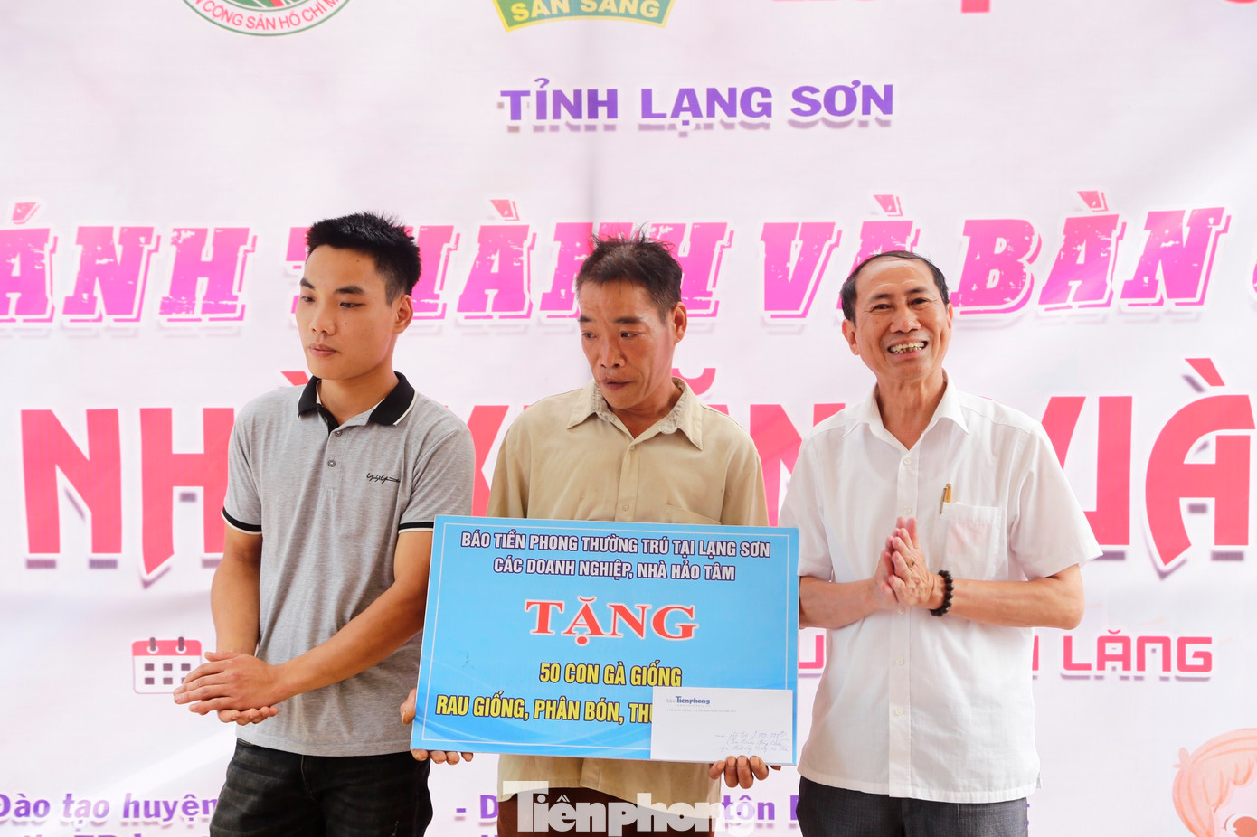 Trao kinh phí, sinh kế cho gia đình ông Hoàng Văn Chiến là hộ nghèo, đặc biệt khó khăn trên địa bàn thôn Cao Minh, xã Bằng Hữu. Trao kinh phí, sinh kế cho gia đình ông Hoàng Văn Chiến là hộ nghèo, đặc biệt khó khăn trên địa bàn thôn Cao Minh, xã Bằng Hữu.