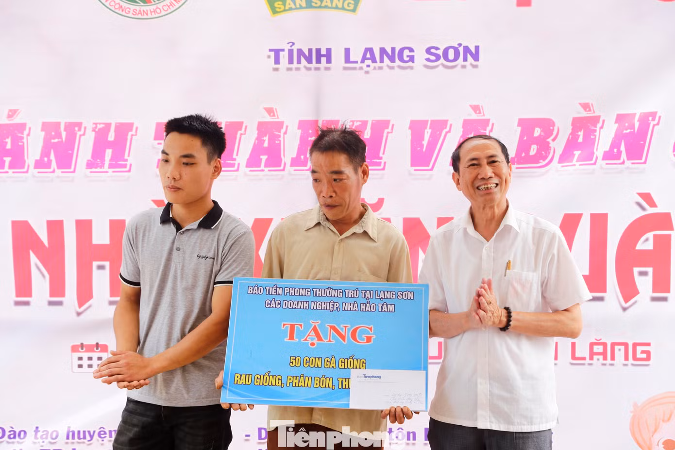 Trao kinh phí, sinh kế cho gia đình ông Hoàng Văn Chiến là hộ nghèo, đặc biệt khó khăn trên địa bàn thôn Cao Minh, xã Bằng Hữu.