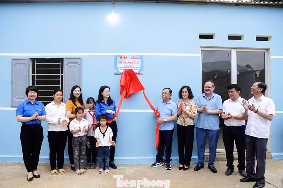 Khánh thành nhà Khăn quàng đỏ cho gia đình em Hoàng Thu Thảo. Ảnh: Duy Chiến