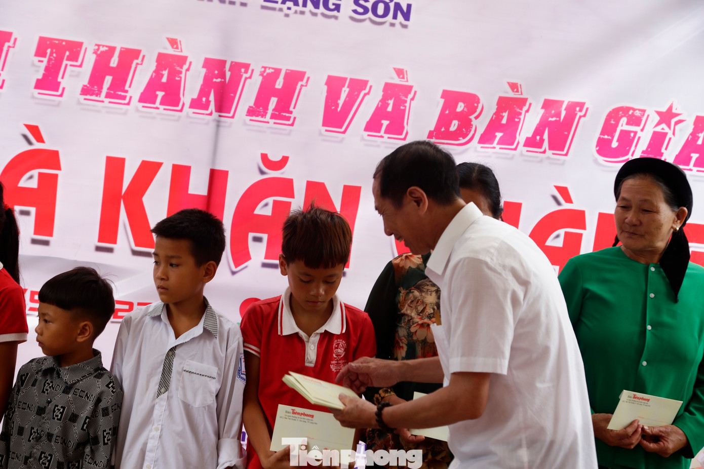 Báo Tiền Phong tại Lạng Sơn trao quà cho người dân và học sinh nghèo. Ảnh: Duy Chiến Báo Tiền Phong tại Lạng Sơn trao quà cho người dân và học sinh nghèo. Ảnh: Duy Chiến