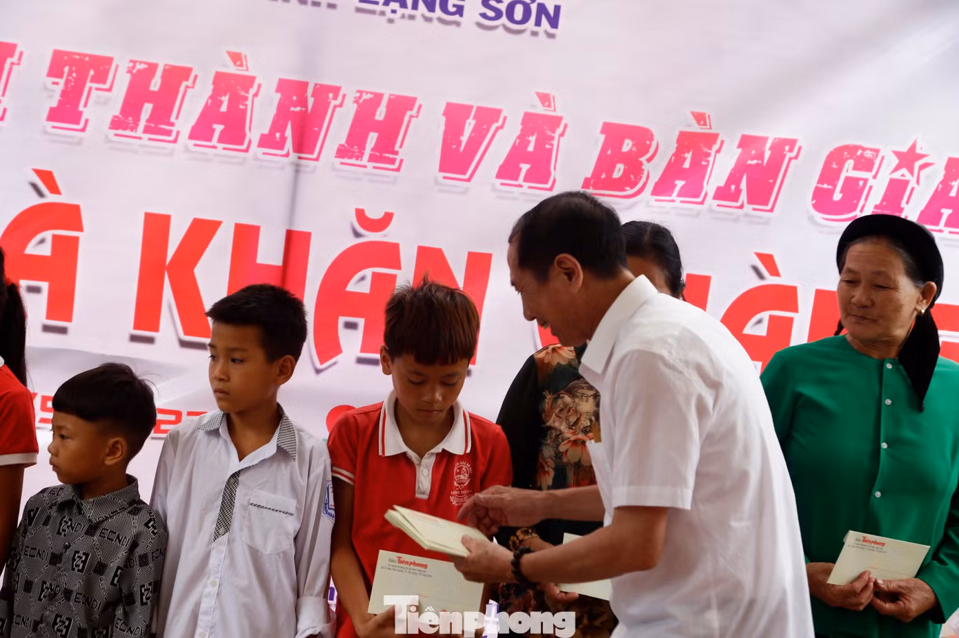 Báo Tiền Phong tại Lạng Sơn trao quà cho người dân và học sinh nghèo. Ảnh: Duy Chiến