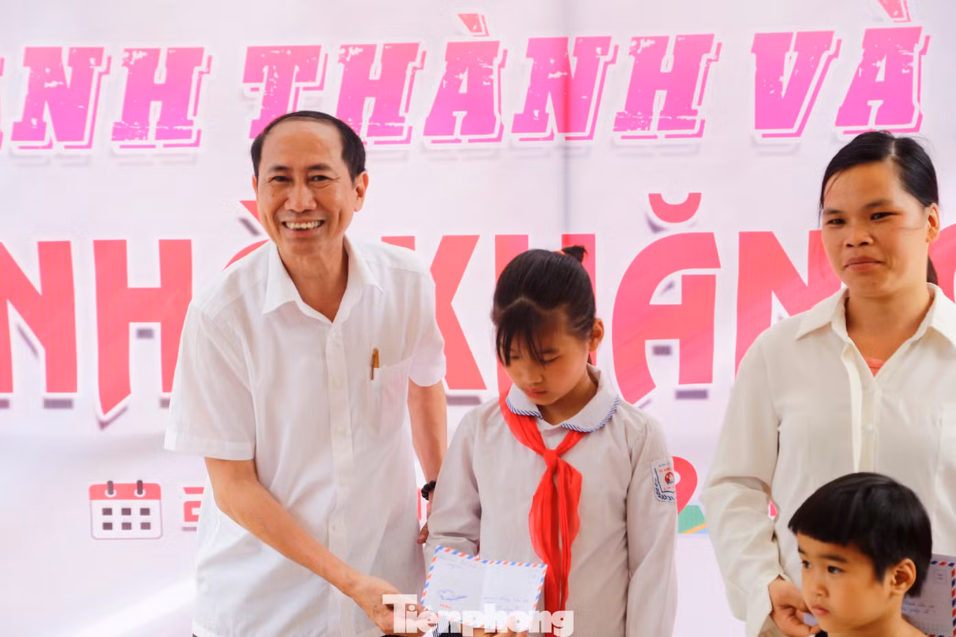 Em Hoàng Thu Thảo xúc động nhận quà của nhà hảo tâm và báo Tiền Phong.