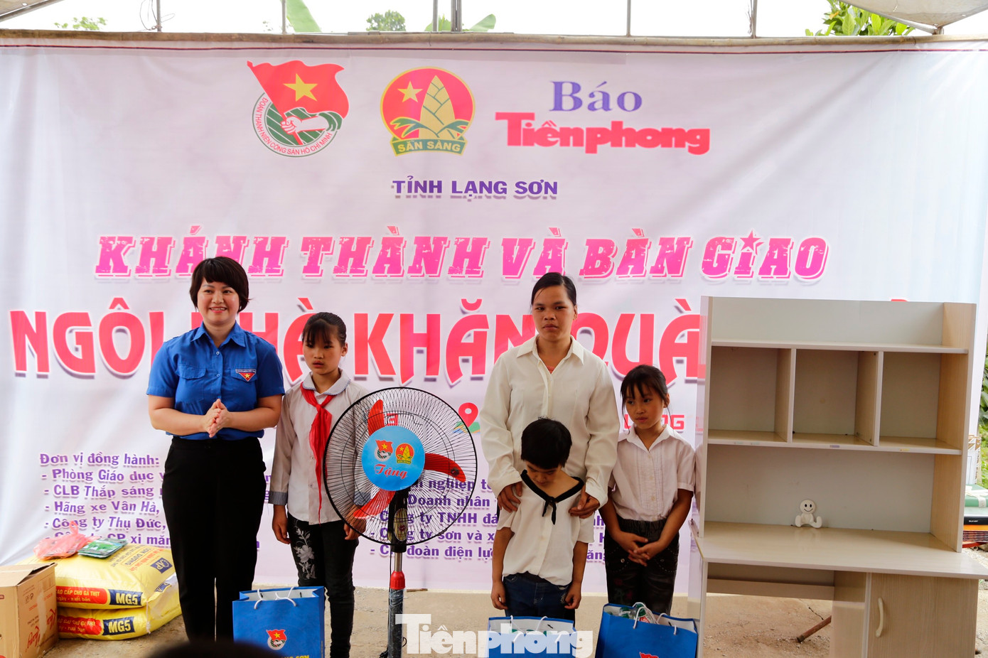 Tỉnh Đoàn - Hội đồng Đội tỉnh trao quà. Ảnh: Duy Chiến Tỉnh Đoàn - Hội đồng Đội tỉnh trao quà. Ảnh: Duy Chiến