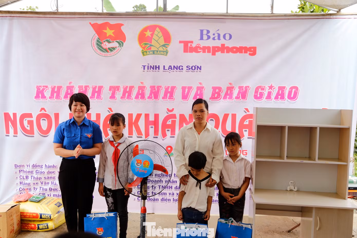 Tỉnh Đoàn - Hội đồng Đội tỉnh trao quà. Ảnh: Duy Chiến