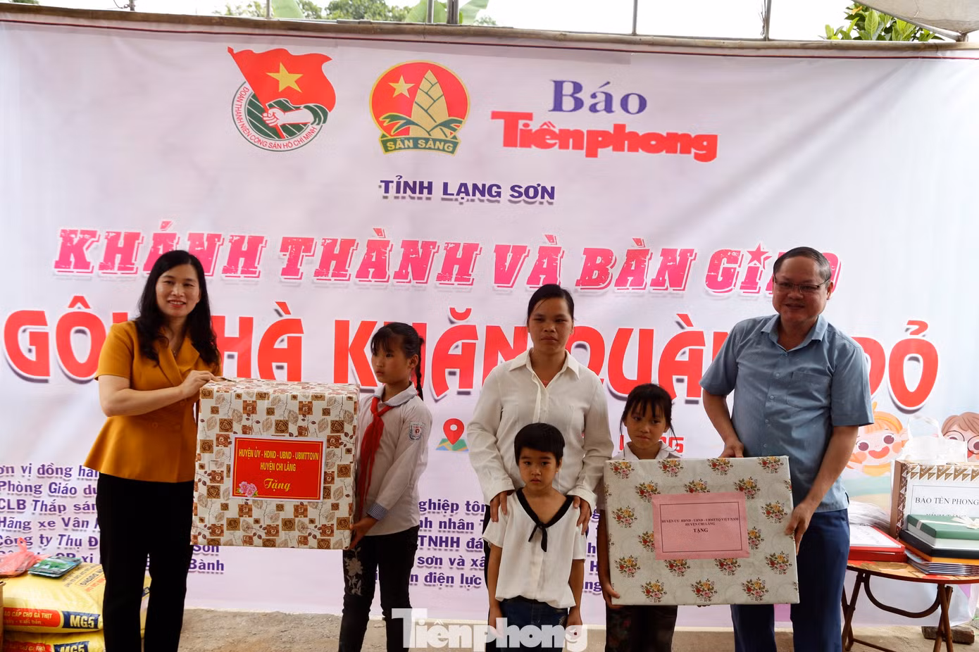Lãnh đạo Huyện ủy- UBND huyện Chi Lăng tặng quà, mừng nhà mới.