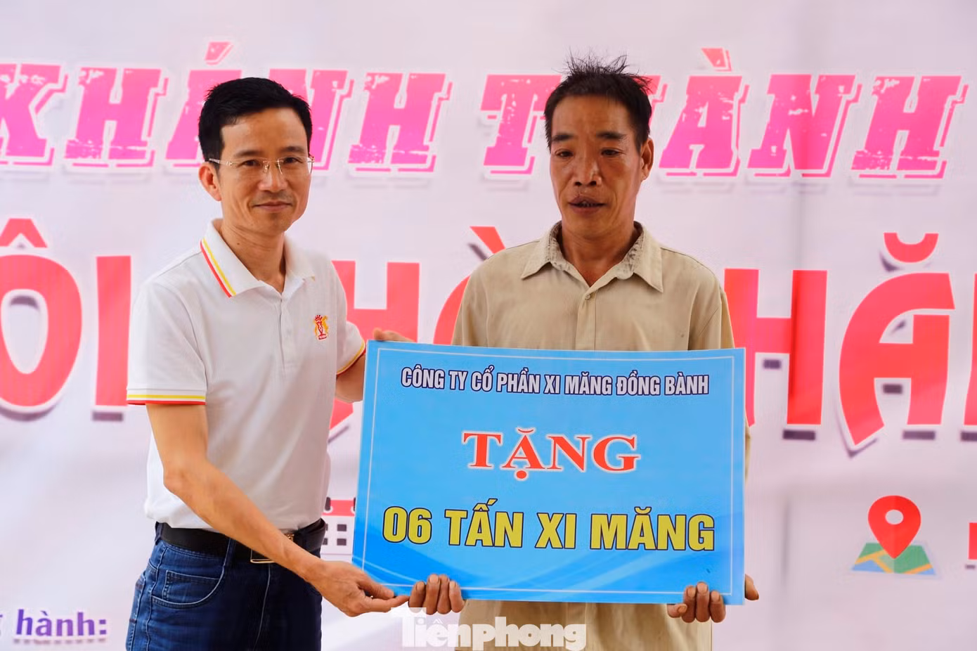 Công ty CP xi măng Đồng Bành trao biển tượng trưng hỗ trợ 6 tấn xi măng cho gia đình ông Hoàng Văn Chiến sửa chữa nhà. Ảnh: Duy Chiến