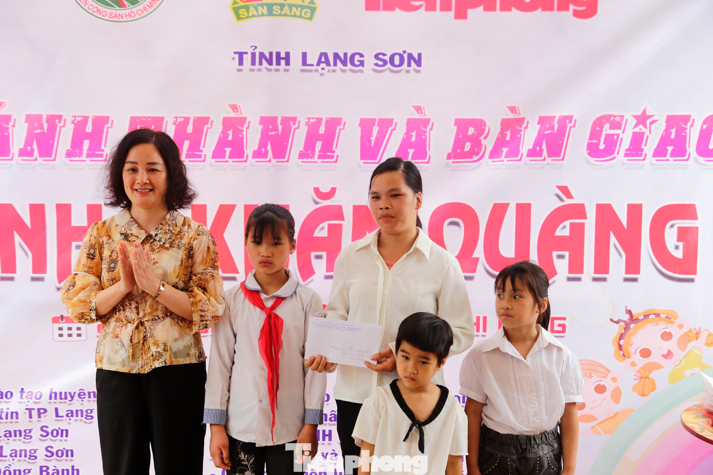 Gia đình em Thảo nhận quà 3 triệu đồng của Sở Giáo dục - Đào tạo tỉnh Lạng Sơn. Gia đình em Thảo nhận quà 3 triệu đồng của Sở Giáo dục - Đào tạo tỉnh Lạng Sơn.