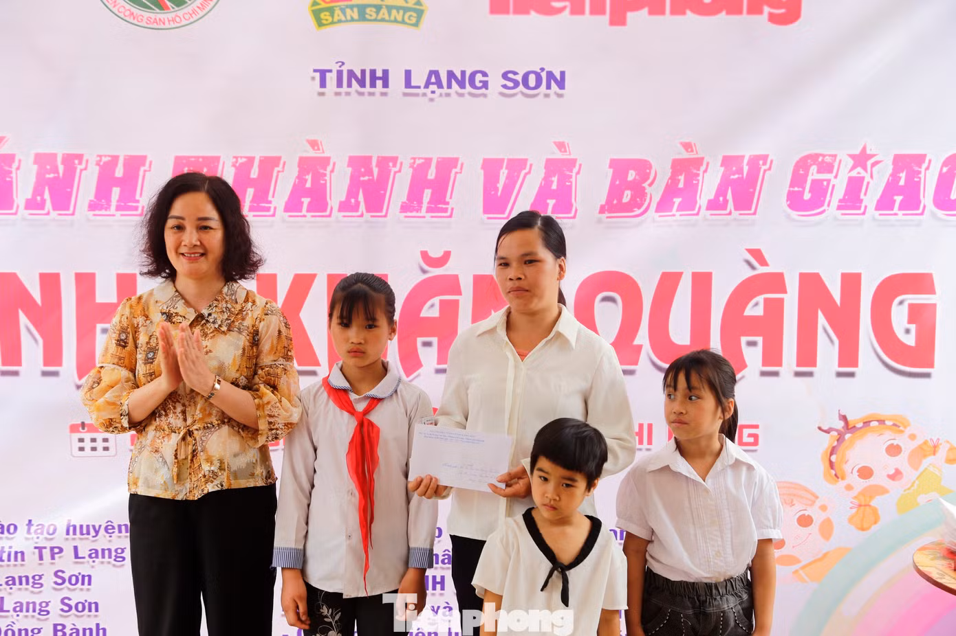 Gia đình em Thảo nhận quà 3 triệu đồng của Sở Giáo dục - Đào tạo tỉnh Lạng Sơn.