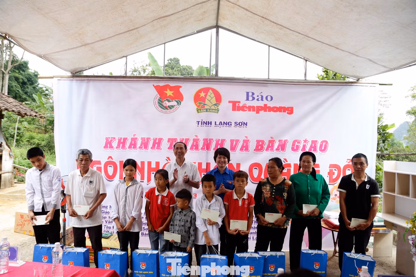 Đại diện Tỉnh Đoàn - Hội đồng Đội tỉnh và báo Tiền Phong trao quà hỗ trợ cho 10 hộ nghèo trên địa bàn xã Bằng Hữu. Ảnh: Duy Chiến