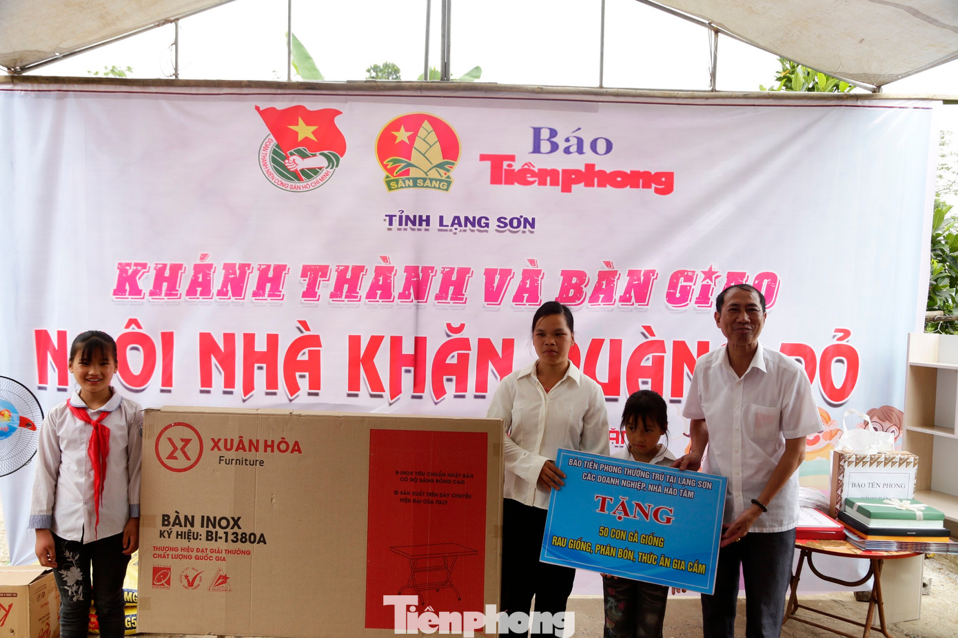 Đại diện báo Tiền Phong trao quà của các nhà hảo tâm cho gia đình em Hoàng Thu Thảo. Đại diện báo Tiền Phong trao quà của các nhà hảo tâm cho gia đình em Hoàng Thu Thảo.