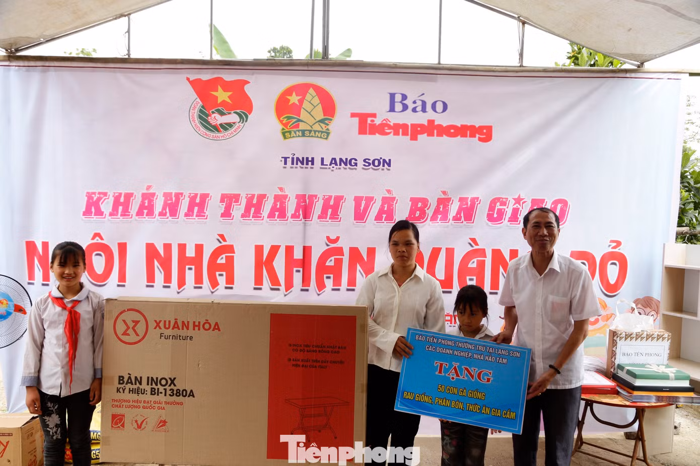 Đại diện báo Tiền Phong trao quà của các nhà hảo tâm cho gia đình em Hoàng Thu Thảo.