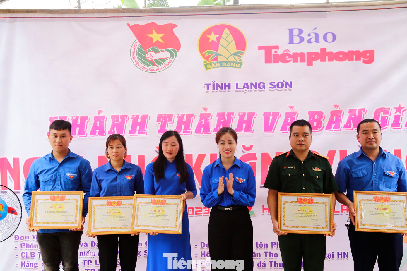 Nhiều tập thể, cá nhân có thành tích tham gia xây nhà Khăn quàng đỏ nhận Giấy khen của Huyện Đoàn Chi Lăng. Ảnh: Duy Chiến Nhiều tập thể, cá nhân có thành tích tham gia xây nhà Khăn quàng đỏ nhận Giấy khen của Huyện Đoàn Chi Lăng. Ảnh: Duy Chiến