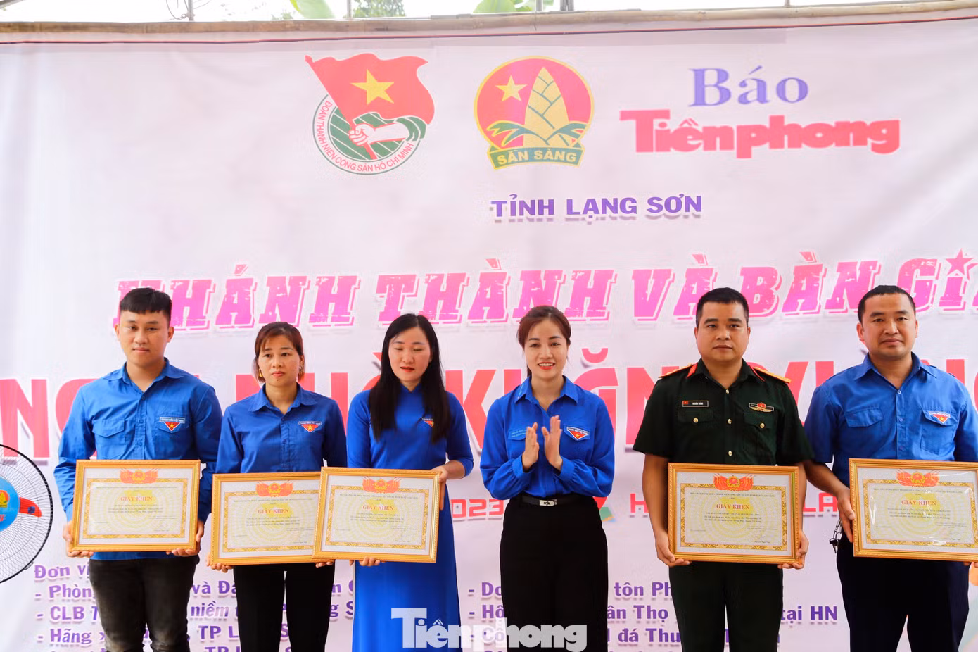 Nhiều tập thể, cá nhân có thành tích tham gia xây nhà Khăn quàng đỏ nhận Giấy khen của Huyện Đoàn Chi Lăng. Ảnh: Duy Chiến