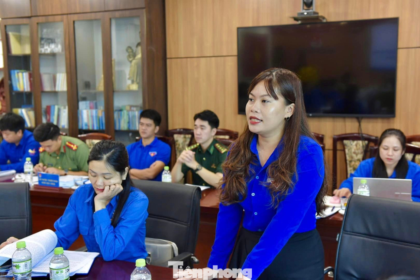 Các cán bộ Đoàn đóng góp ý kiến