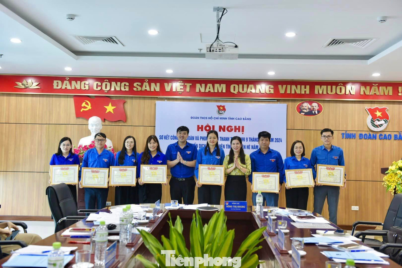 Khen thưởng các tập thể, cá nhân có thành tích xuất sắc.