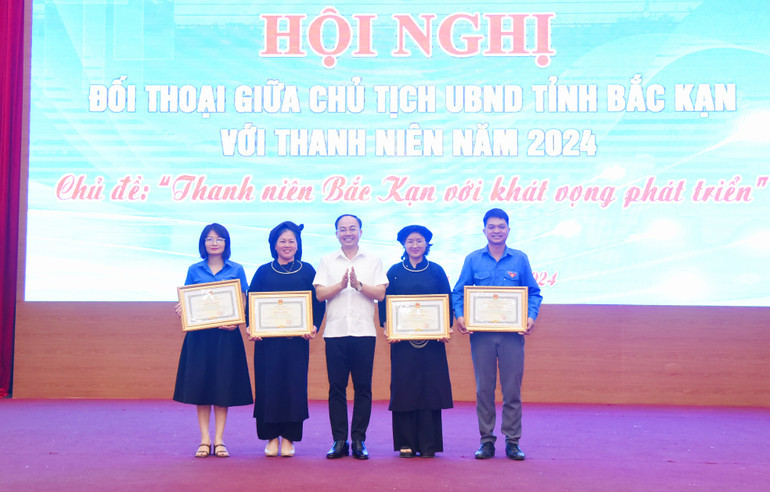 Nhiều tập thể, cá nhân có thành tích xuất sắc được nhận Bằng khen, phần thưởng của Chủ tịch UBND tỉnh Bắc Kạn.