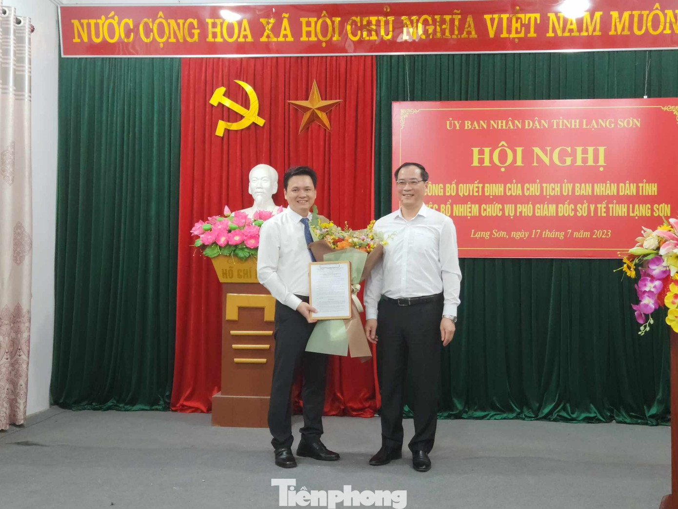 Ông Hoàng Xuân Trường (trái) nhận Quyết định và hoa của lãnh đạo tỉnh Lạng Sơn. Ảnh: Duy Chiến. Ông Hoàng Xuân Trường (trái) nhận Quyết định và hoa của lãnh đạo tỉnh Lạng Sơn. Ảnh: Duy Chiến.