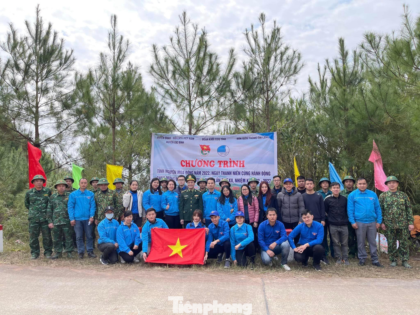 Đoàn khối các cơ quan tỉnh Lạng Sơn phối hợp với ban ngành địa phương tổ chức Khánh thành đường lên cột mốc biên giới -Ảnh: Duy Chiến