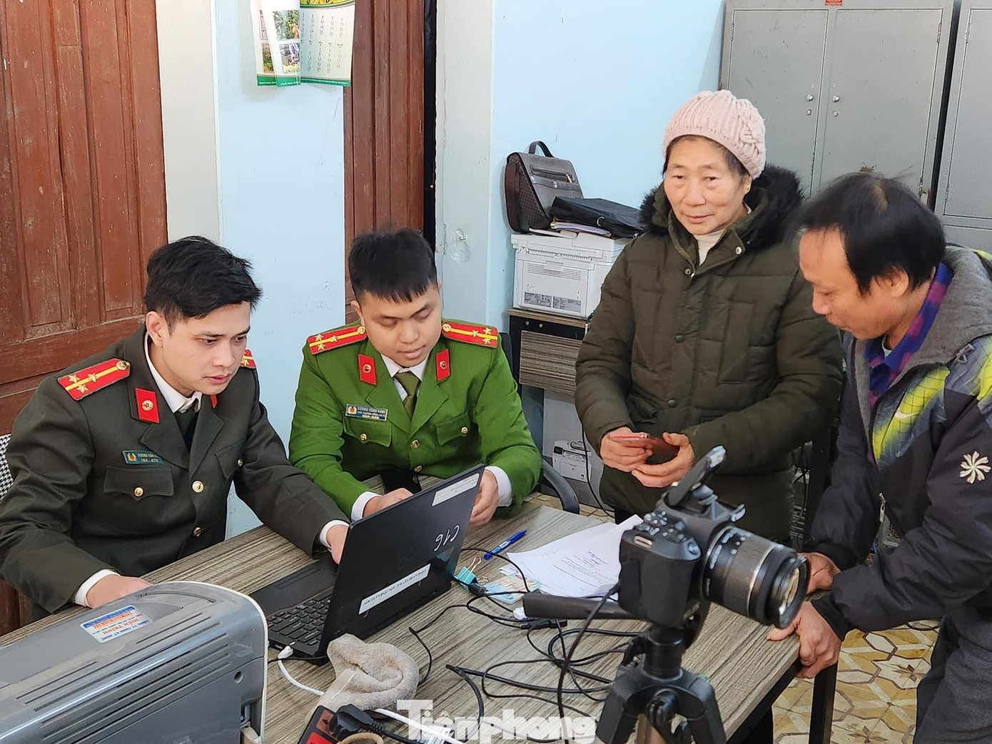 Tuổi trẻ Công an lạng Sơn hướng dẫn, cấp căn cước công dân cho đồng bào vùng sâu, vùng xa -Ảnh: Duy Chiến