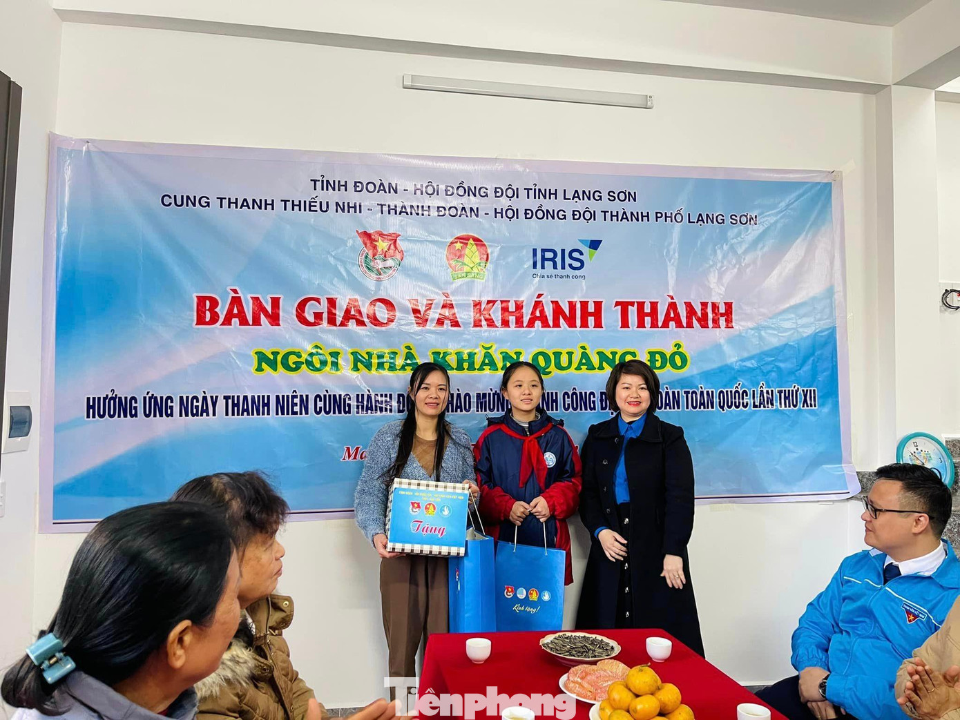 Tỉnh Đoàn tặng quà cho gia đình nghèo ở xã Mai Pha, thành phố Lạng Sơn -Ảnh: Duy Chiến