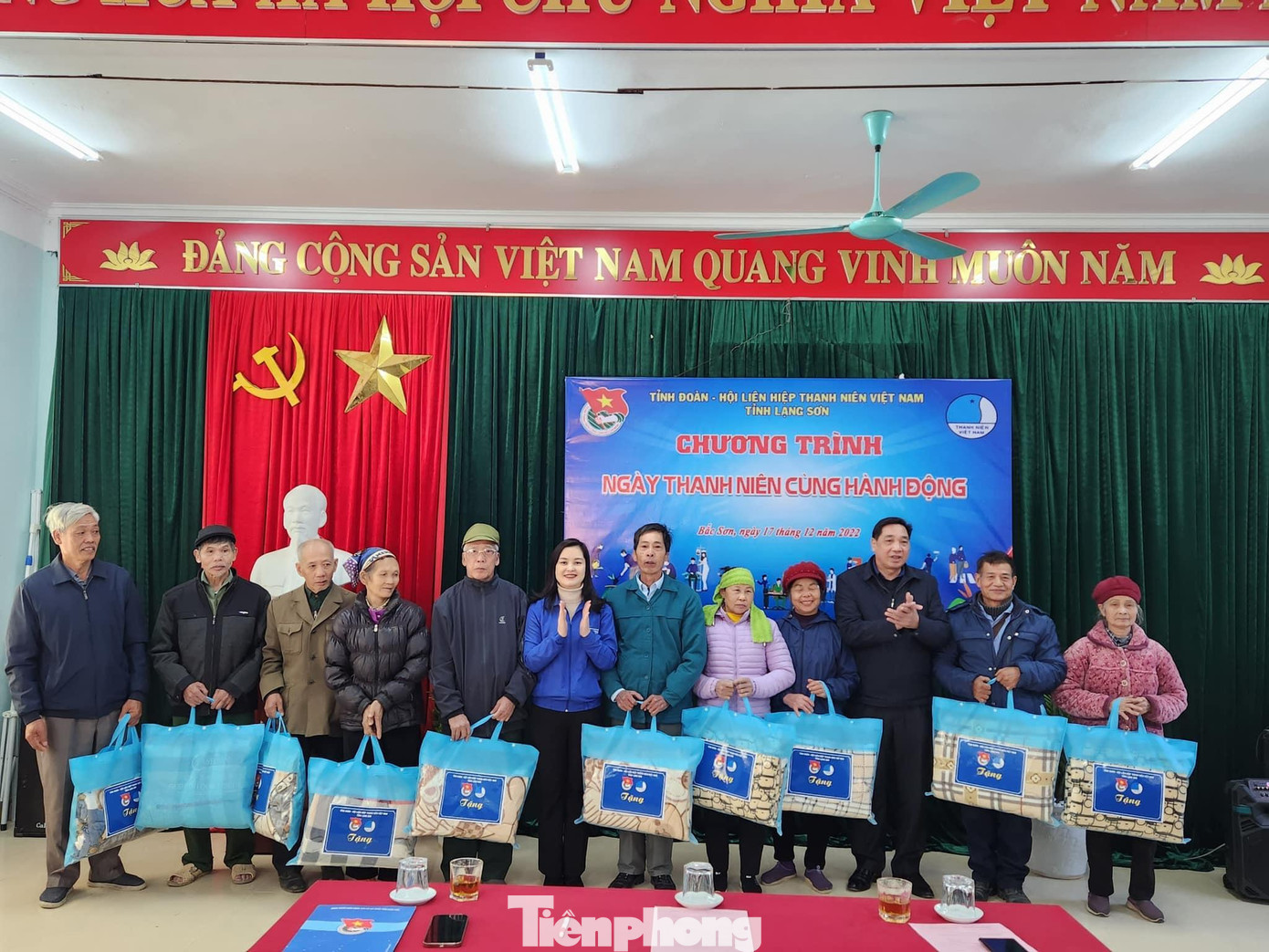 Tỉnh Đoàn Lạng Sơn tặng quà cho các hộ dân nghèo ở xã Chiến Thắng, huyện Bắc Sơn - Ảnh: Duy Chiến