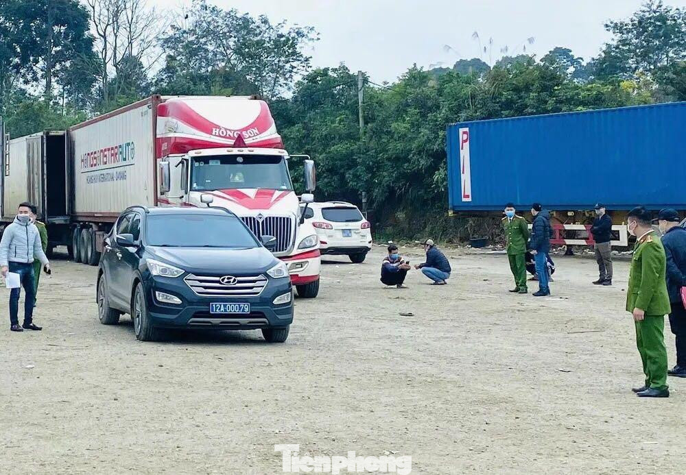 Mở rộng điều tra, công an tỉnh Lạng Sơn tiếp tục làm rõ 1 cán bộ công an, 1 cán bộ Hải quan đang công tác tại Trạm kiểm soát liên ngành Dốc Quyết cùng đối tượng Lê Đức Quỳnh (lao động tự do) tham gia vào đưa hối lộ, mua "lốt" xe xuất khẩu -Ảnh: TL Mở rộng điều tra, công an tỉnh Lạng Sơn tiếp tục làm rõ 1 cán bộ công an, 1 cán bộ Hải quan đang công tác tại Trạm kiểm soát liên ngành Dốc Quyết cùng đối tượng Lê Đức Quỳnh (lao động tự do) tham gia vào đưa hối lộ, mua "lốt" xe xuất khẩu -Ảnh: TL