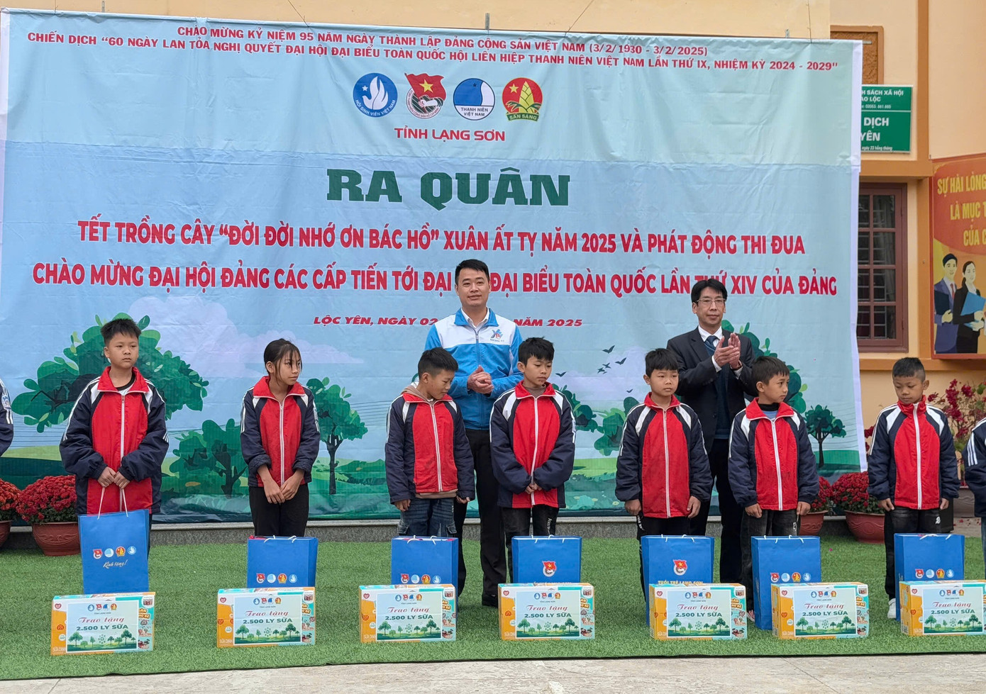 Các em học sinh nghèo được nhận quà.