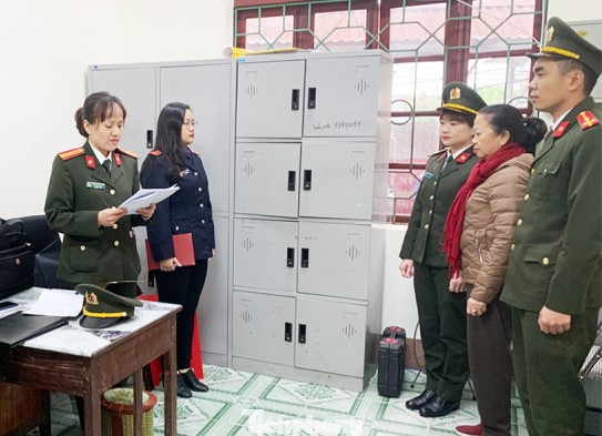 Đối tượng Nguyễn Thị Huệ (giữa, bìa phải) nghe lệnh khởi tố bị can .Ảnh: H.T Đối tượng Nguyễn Thị Huệ (giữa, bìa phải) nghe lệnh khởi tố bị can .Ảnh: H.T