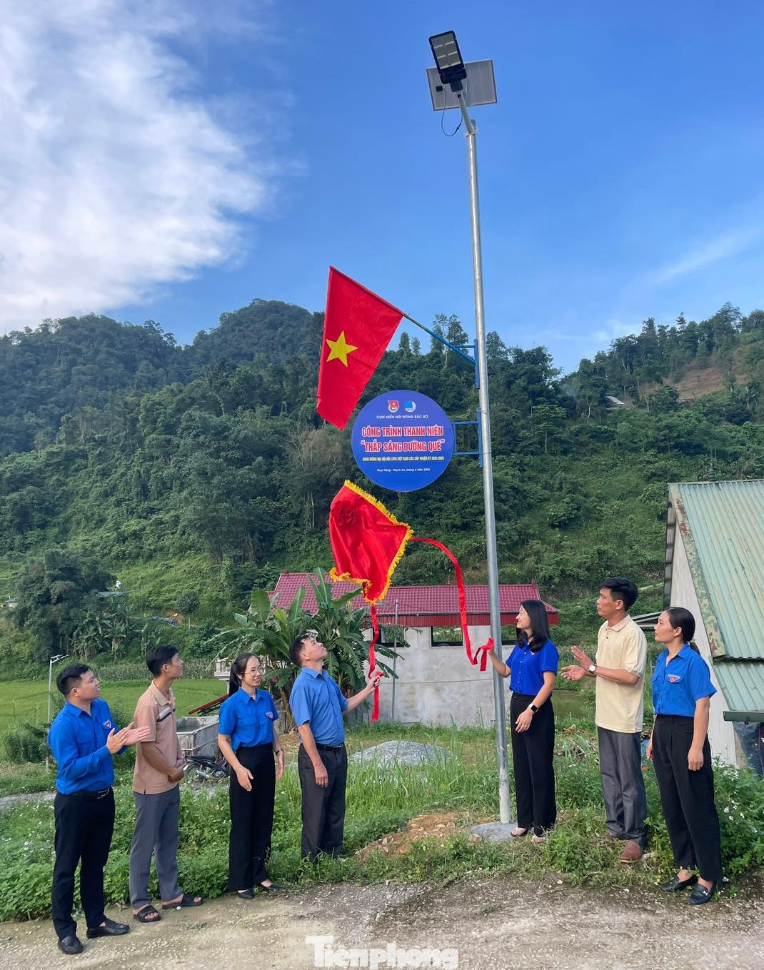 Khánh thành công trình "Thắp sáng đường quê" ở Cao Bằng. Khánh thành công trình "Thắp sáng đường quê" ở Cao Bằng.